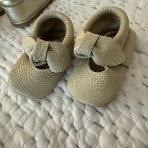 Freshly Picked Bow Moccasins in color stone size 2